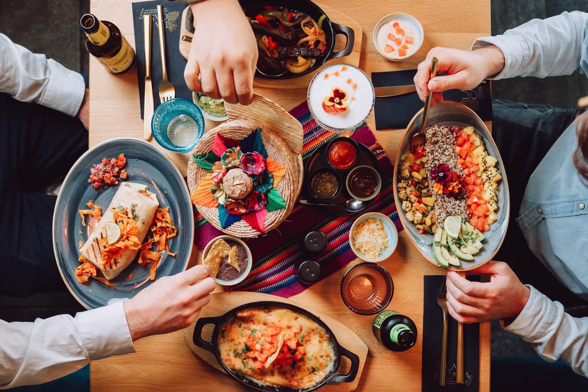 Gedeckter Tisch mit Essen